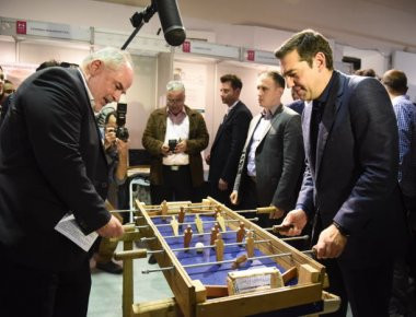 Α.Τσίπρας: Έπαιξε ποδοσφαιράκι στην Πρώτη Έκθεση Κοινωνικής και Αλληλέγγυας Οικονομίας στο Γκάζι